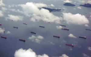 Los barcos esperan hasta cuatro día para pasar por el canal de Panamá