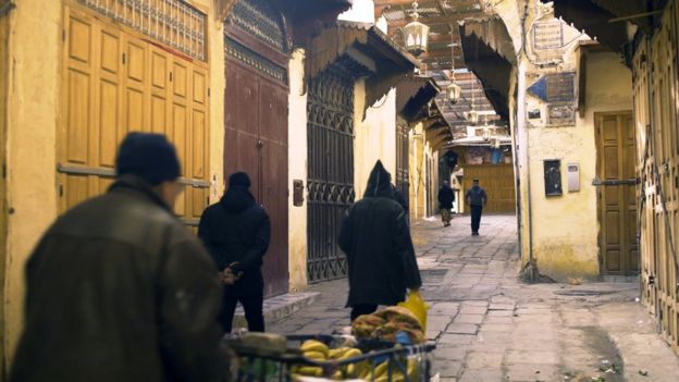 Image captionLas calles de Fez, donde se encuentra la universidad más antigua del mundo, se asemejan a un laberinto.