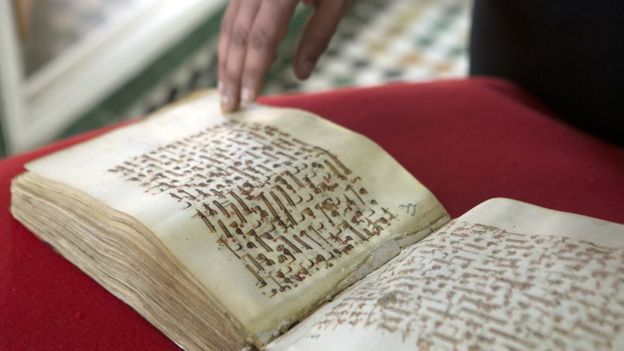 Image captionLa biblioteca contiene una copia antigua del Corán del siglo IX.