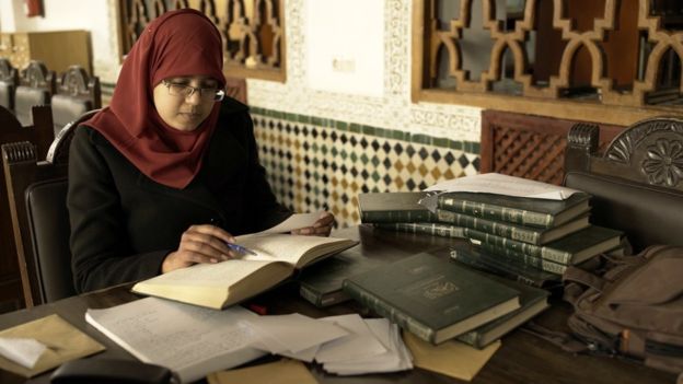 Image captionRecién en los últimos años las mujeres empezaron a estudiar en la universidad en grandes números, pese a que su fundadora fue Fátima al-Fihri.