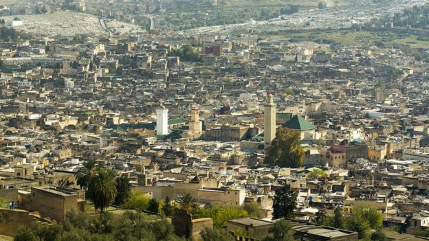 Image captionLa universidad, la mezquita y la biblioteca resaltan en la ciudad de Fez.