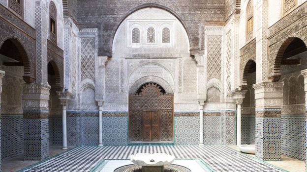 Image captionEn un principio la universidad se basaba en educación religiosa, pero luego se expandió a diferentes especialidades.