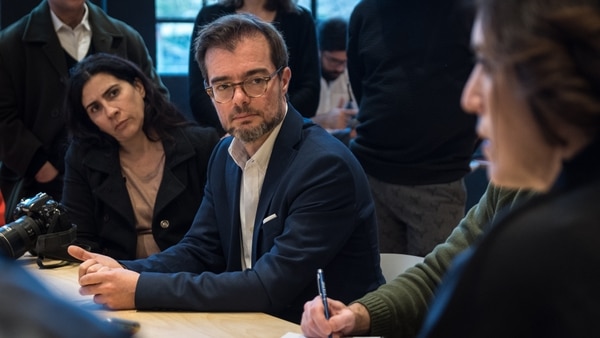 Enrique Avogadro en diálogo con periodistas (Martín Rosenzveig)