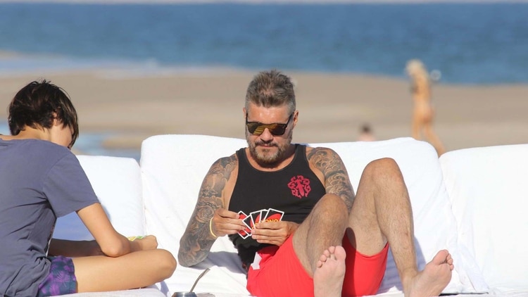 Marcelo Tinelli, uno de los famosos que elige jugar a las cartas en las playas de Punta del Este (GM Press)