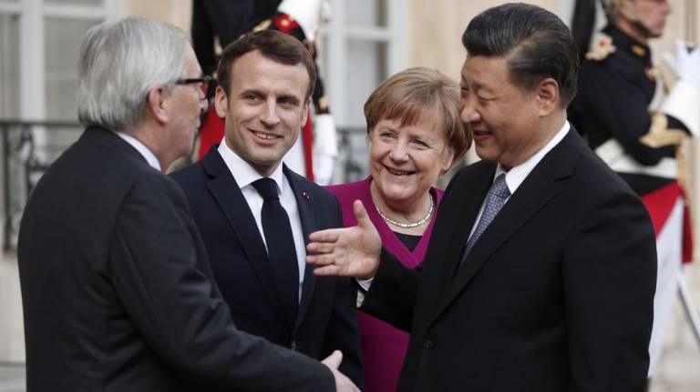  Xi Jinping saluda a Juncker en presencia de Emmanuel Macron y Angela Merkel. Foto: YOAN VALAT/EFE