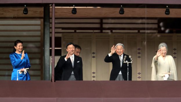 Image captionLos problemas de salud por los que atraviesa Akihito lo obligaron a delegar su cargo en su hijo mayor, el príncipe Naruhito.