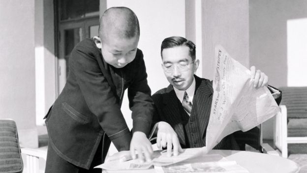 Image captionEl emperador Hirohito y el príncipe Akihito leyendo la prensa.