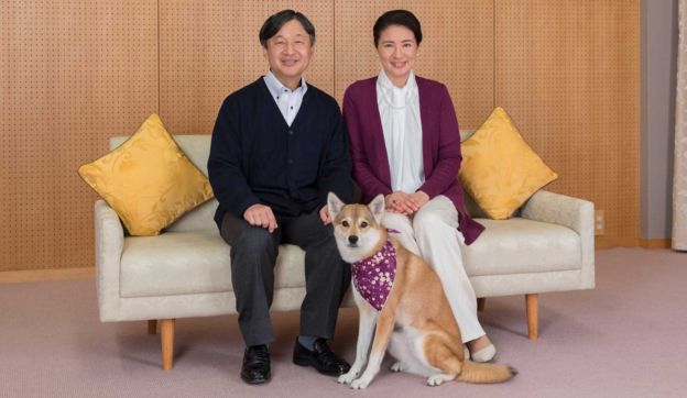 Image captionEl príncipe Naruhito y la princesa Masako serán los nuevos emperador y emperatriz de Japón, a partir de este 1 de mayo.