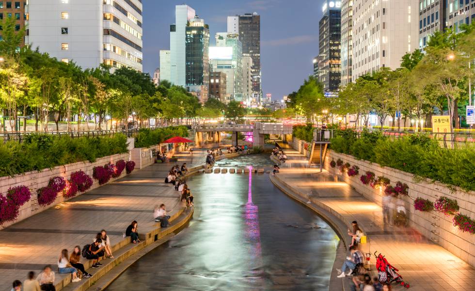 Paseo junto al río Cheong-gye-cheong, en Seúl. RICHARD SHARROCKS GETTY