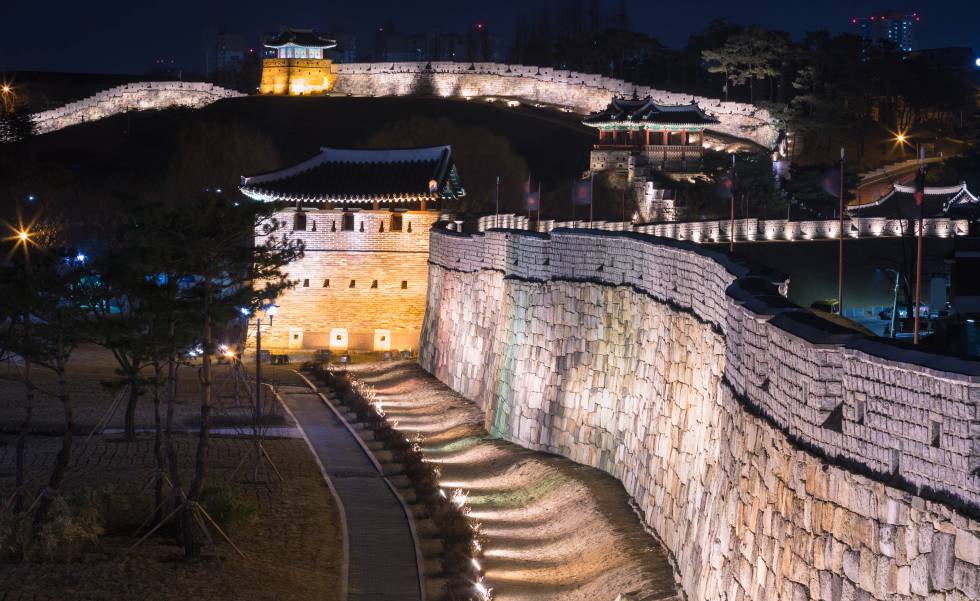 La muralla de la fortaleza de Hwaseong, en la ciudad coreana de Suwon, iluminada. AOMAM GETTY