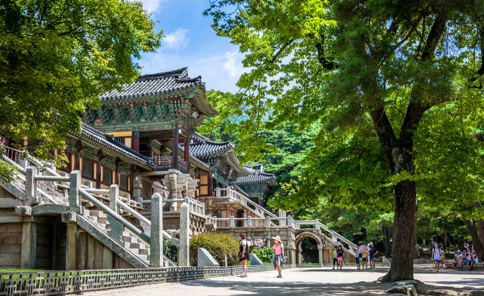 Visitantes en el templo budista de Bulguksa, en Gyeongju (Corea del Sur). KIM,JONGYOUNG GETTY