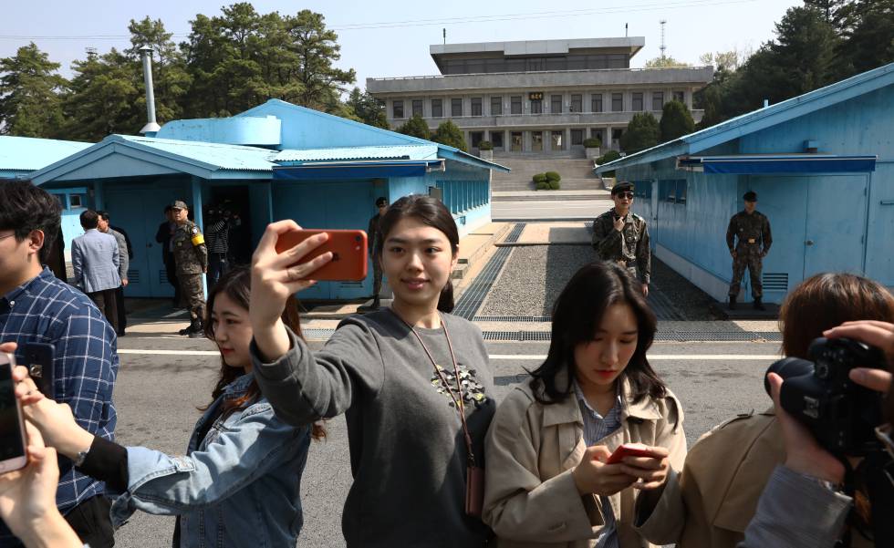 Turistas surcoreanos en la villa de Panmunjom, dentro de la Zona desmilitarizada (DMZ) que separa Corea del Norte y Corea del Sur. CHUNG SUNG-JUN GETTY