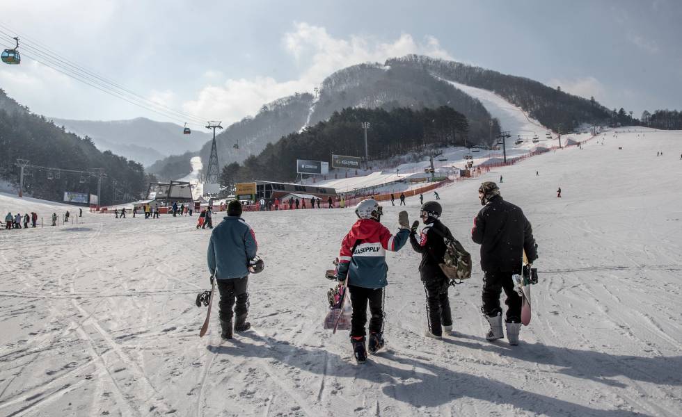 'Snowboarders' en la estación de esquí de Alpensia, sede de los Juegos Olímpicos de invierno de Pyeongchang 2018, en Corea del Sur. MICHAEL KAPPELER ALAMY