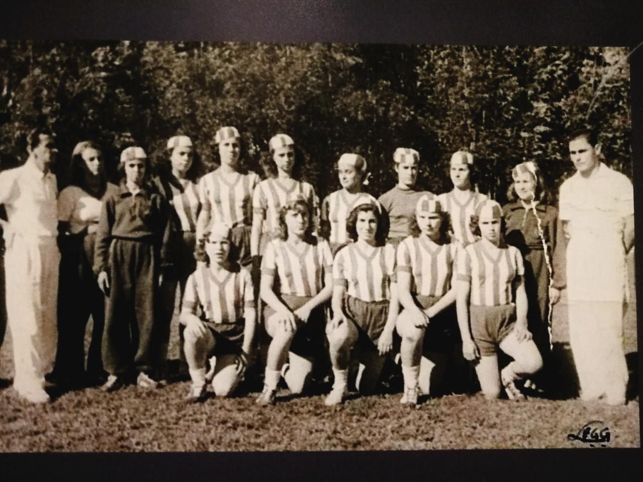 Equipo de Cassino Realengo antes de jugar contra el Sport Club Brasileiro en el partido preliminar entre São Paulo y Flamengo, 17 de mayo de 1940.