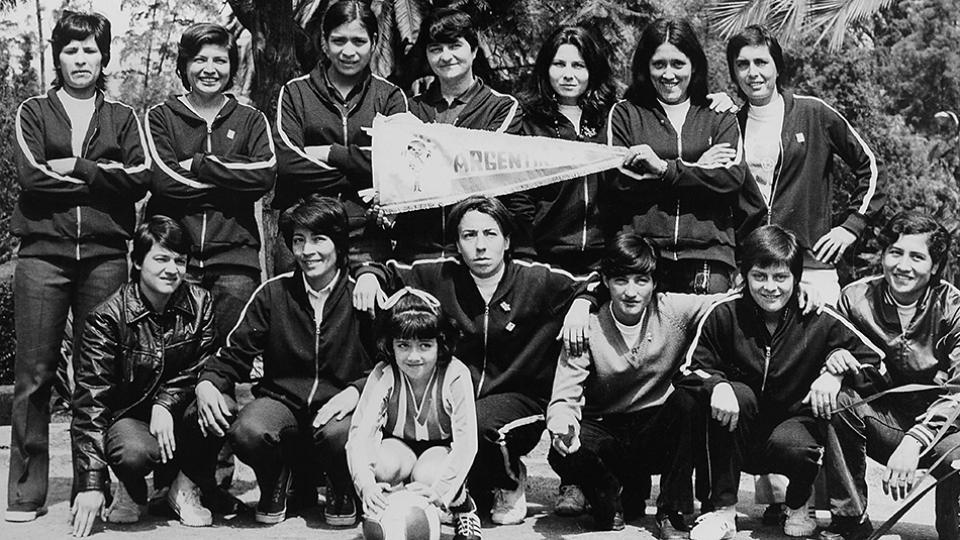 Las Pioneras, agosto de 1971. Primeras futbolistas argentinas en jugar un Mundial (“no oficial”), en la puerta del hotel en el que concentraron durante los 40 días que estuvieron en México.