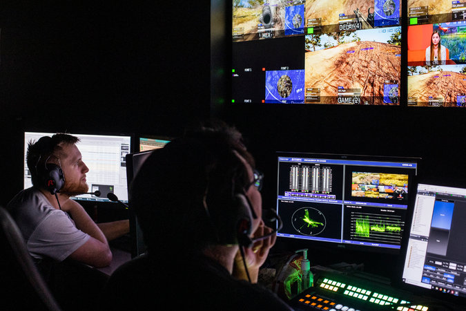 Empleados realizan una transmisión en vivo dentro de la HyperX Esports Arena.CreditJoe Buglewicz para The New York Times