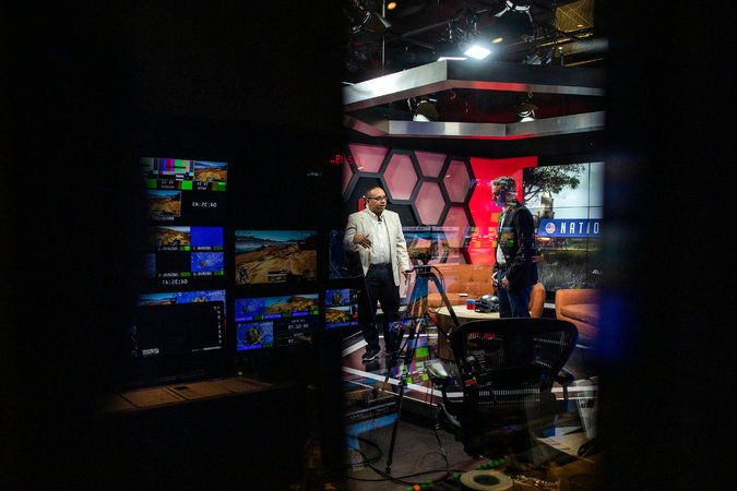 Presentadores en una transmisión desde un estudio dentro de la HyperX Esports ArenaCreditJoe Buglewicz para The New York Times