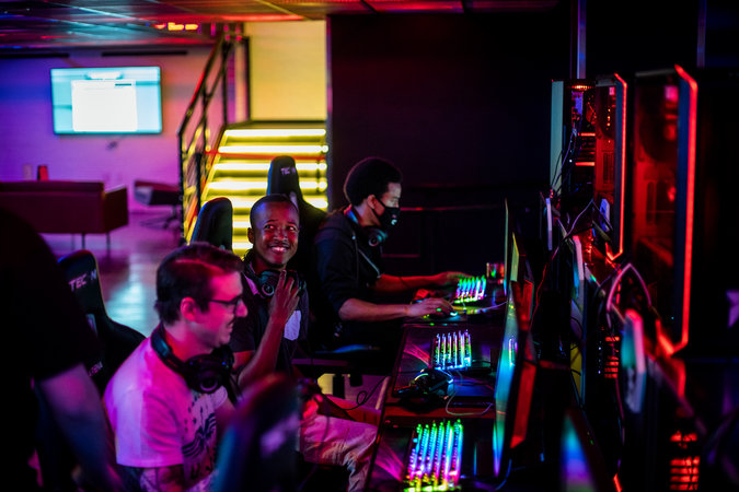 Jugadores compitiendo en un evento de "Rocket League" en la HyperX Esports ArenaCreditJoe Buglewicz para The New York Times