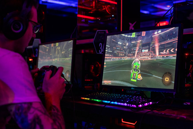 Jory Carulli jugando en una competición de "Rocket League" en la HyperX Esports Arena. La arena también vende pases por hora para estaciones de juego equipadas con computadoras personales, así como con las consolas Xbox y Playstation.&nbsp;CreditJoe Buglewicz para The New York Times