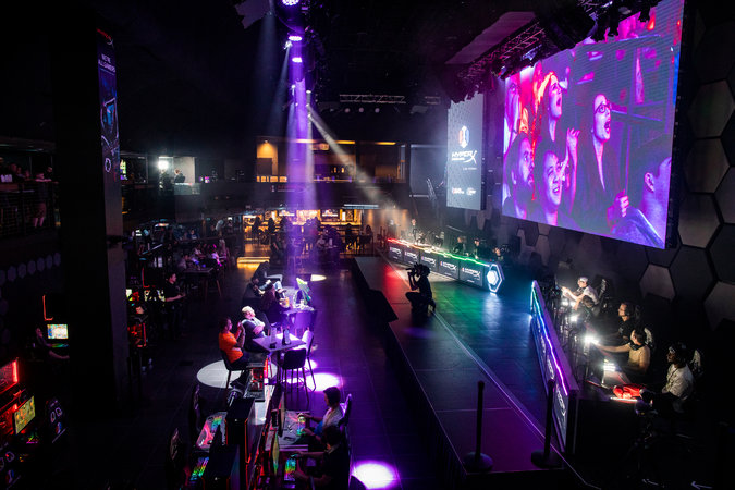 Los competidores se preparan para jugar "Mario Kart" en la HyperX Esports Arena. Entre torneos, la arena ofrece competiciones locales para juegos como "Fortnite", "Mario Kart" y "Rocket League".CreditJoe Buglewicz para The New York Times