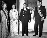 N. Ceausescu, como Presidente de Rumania, recibió el Collar.&nbsp;Su esposa, como Viceprimera Ministra de Rumania, recibió la Gran Cruz. Foto de&nbsp;1974&nbsp;con el Presidente&nbsp;Perón&nbsp;y&nbsp;la Vicepresidente. 