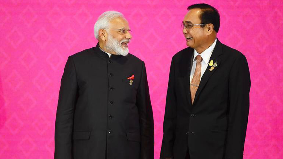 Narendra Modi, primer ministro de la India, junto a su homólogo chino, Li Keqiang, en la tercera cumbre de la RCEP / Foto: AFP
