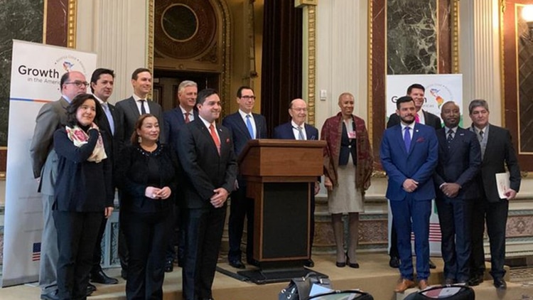 Steven Mnuchin, junto a la delegación de funcionarios internacionales