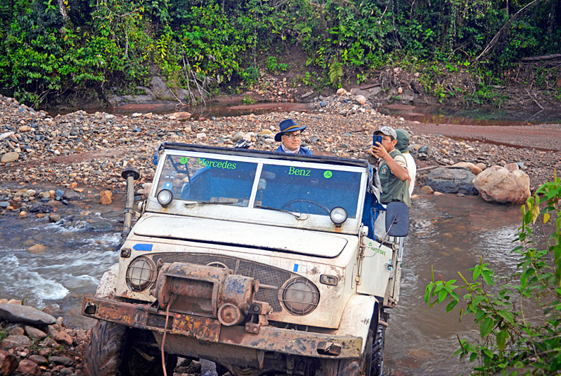 Hay que cruzar infinidad de ríos para llegar a una selva increíblemente intacta y amenazada por el avance de la minería ilegal.