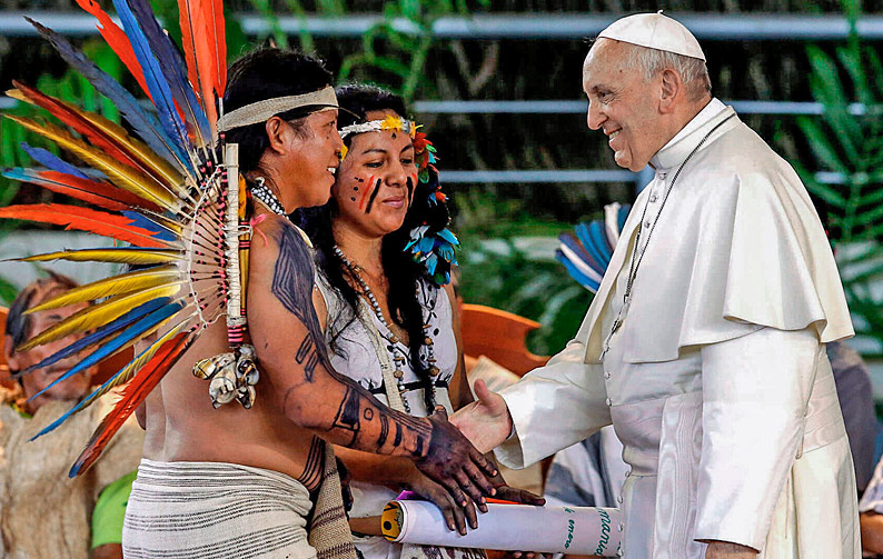 Yesica Patiachi, profesora bilingüe, con el papa en Puerto Maldonado. Los harakbuts denunciaron invasión minera y abandono estatal en la Amazonía.
