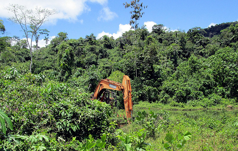 En la frontera de la Reserva Comunal Amarakaeri los restos de la actividad minera son evidentes.