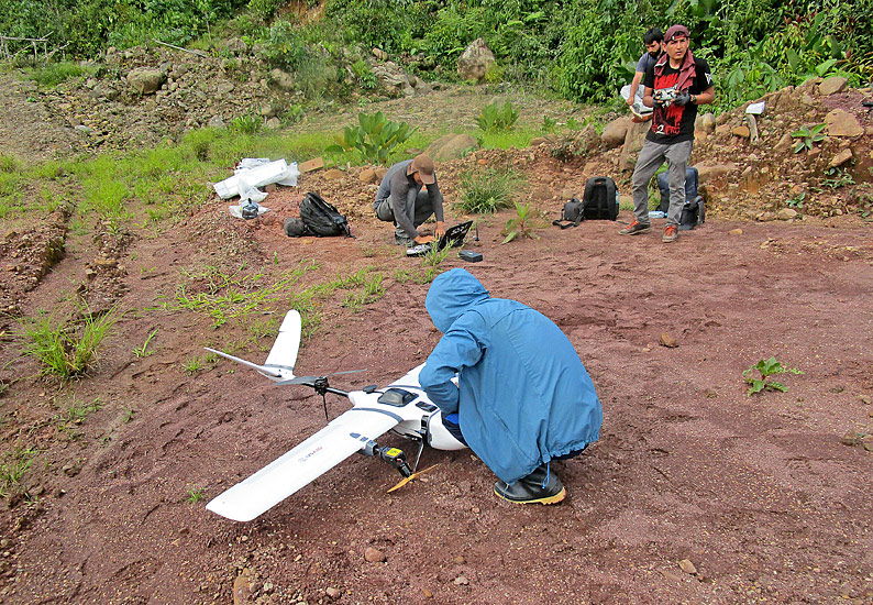 Probando los drones que pondrán a raya a los posibles invasores de la Reserva Comunal Amarakaeri.
