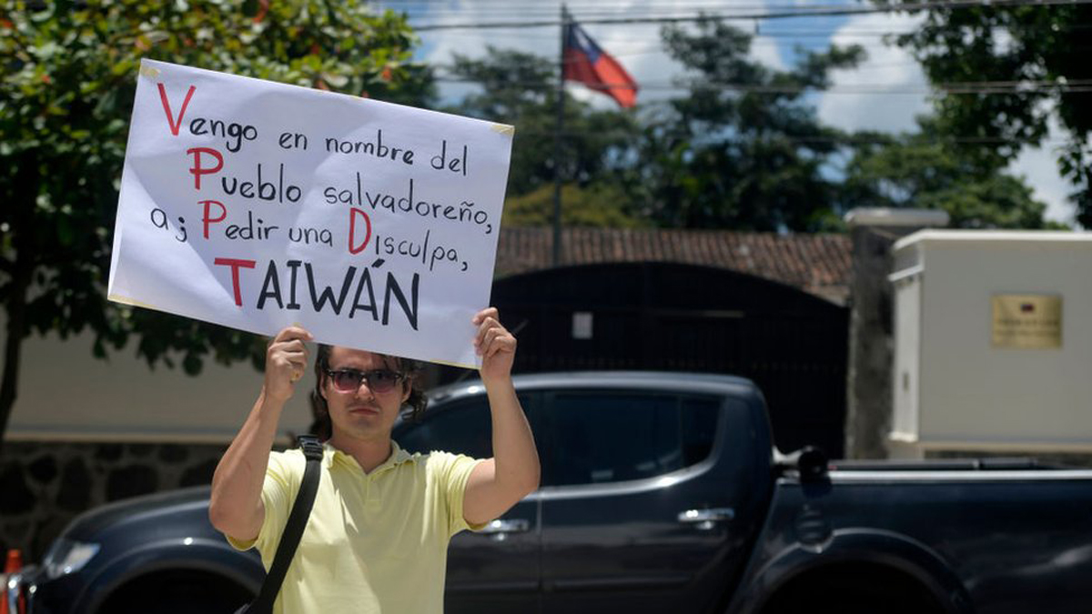 Hombre protestando en la embajada de El Salvador en agosto de 2018
 MARVIN RECINOS/Getty Images