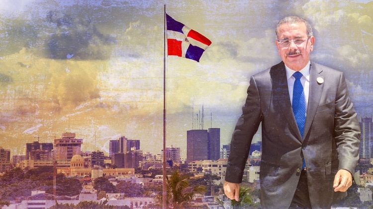 De fondo, el paisaje de Santo Domingo, capital de la República Dominicana. De frente, el presidente Danilo Medina
