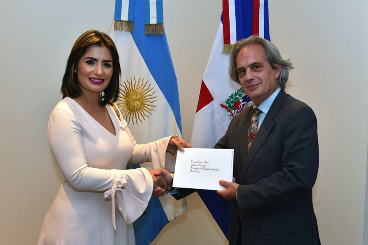 La embajadora de la República Dominicana en Argentina, Marjorie Espinosa, presentó este miércoles las Copias de Estilo de sus Cartas Credenciales al Secretario de Relaciones Exteriores de la República Argentina, Pablo Tettamanti.