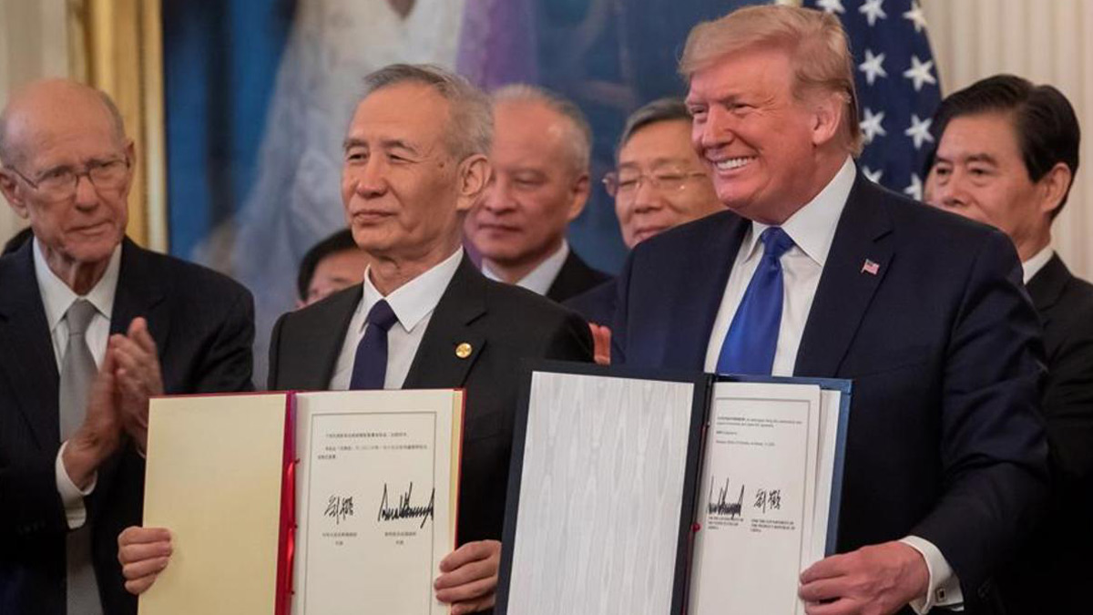El presidente Trump y el viceprimer ministro chino Liu He en la ceremonia de firma de la primera fase del acuerdo. Crédito: EFE/EPA/ERIK S. LESSER