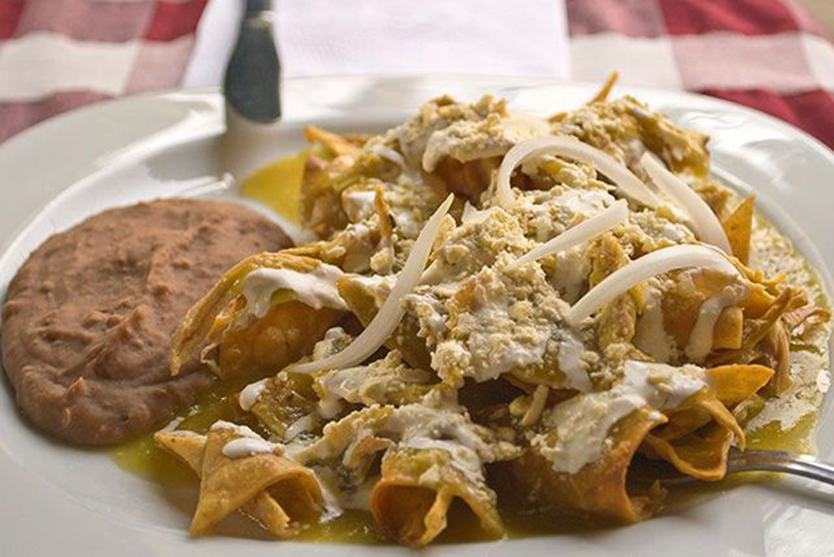 Son unos totopos (nachos) con acompañamiento variado