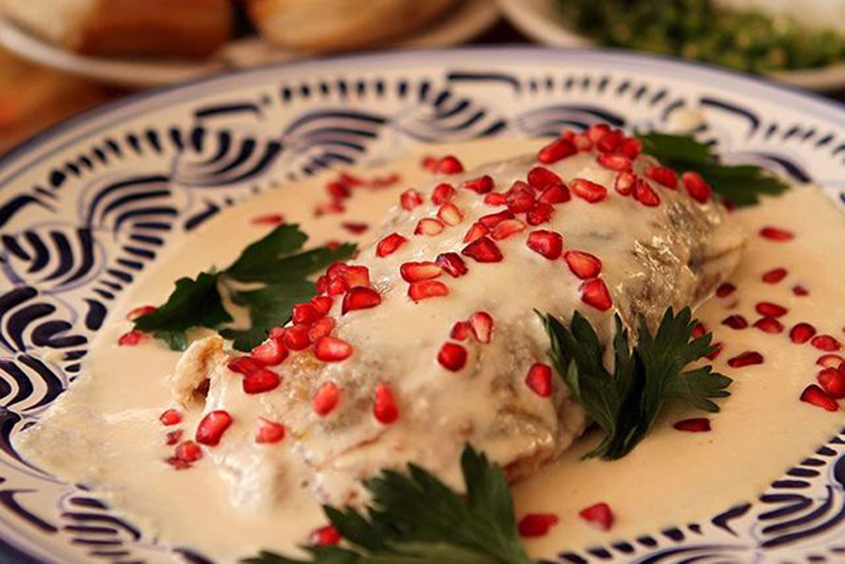 Este plato tan colorido consiste en unos chiles poblanos rellenos de un picadillo variado