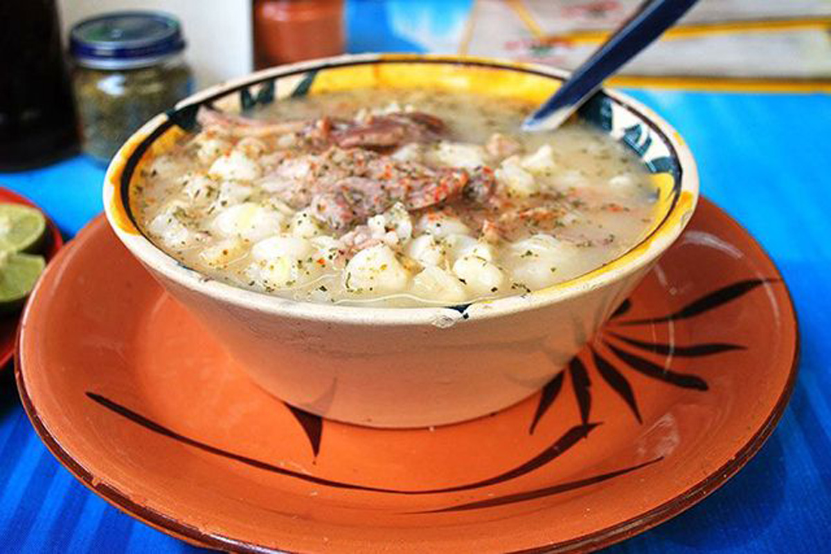 El Pozolo Blanco de Guerro es una comida típica de México que consiste en un caldo a partir de granos de maíz
