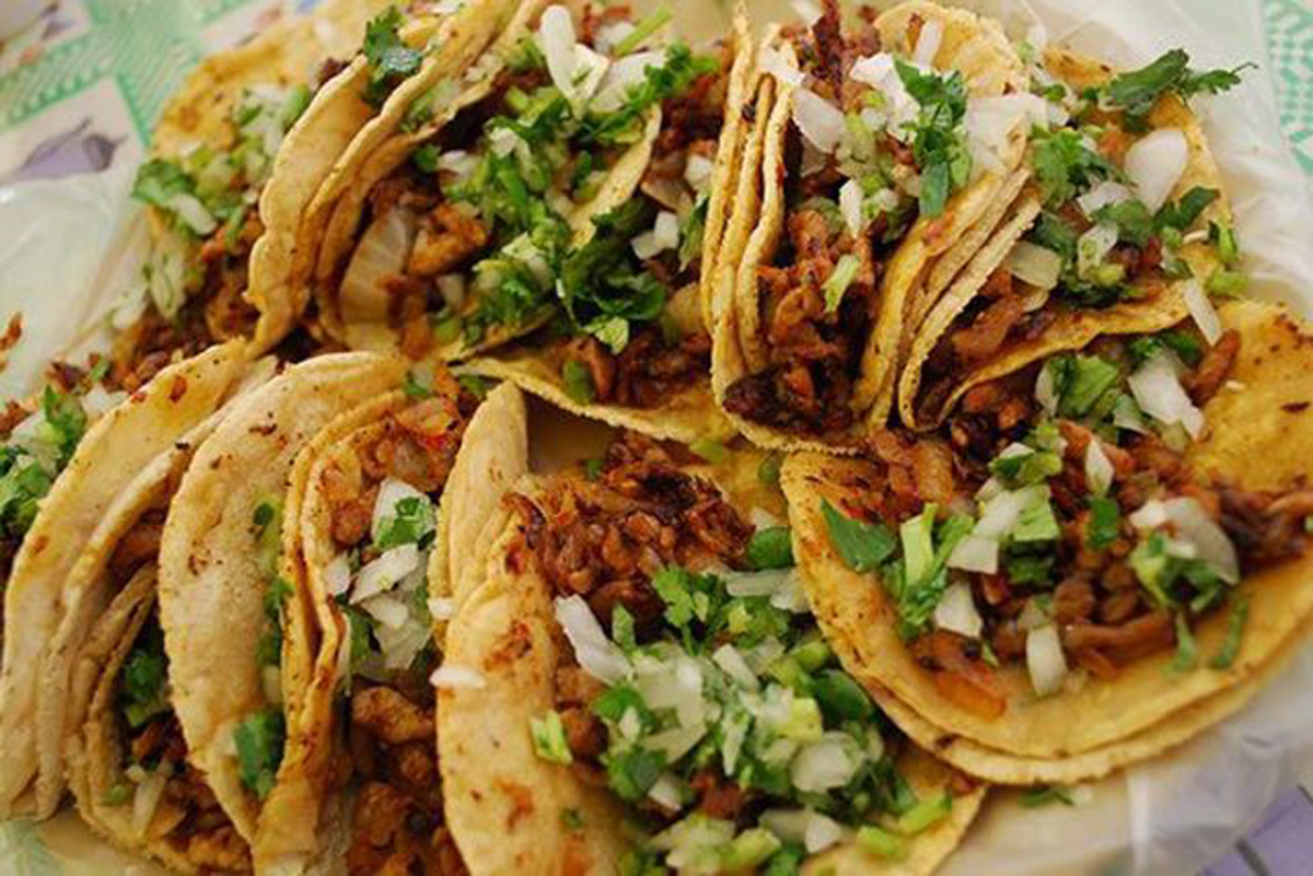Este plato es una de las variedades más populares de tacos, cuyos orígenes se remontan a la década de 1920