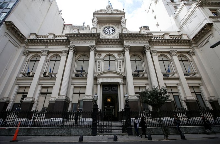 Economistas plantean que se paguen los vencimientos en dólares de este año con las reservas del Banco Central