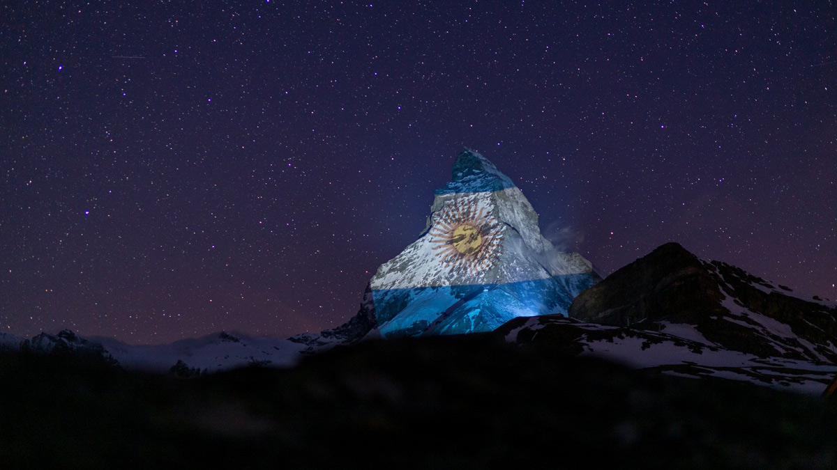 Matterhorn, iluminado con nuestra bandera - Foto © Henry Maurer