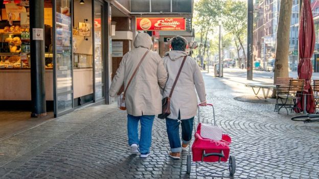 Image captionEn algunos países, como Alemania, los pequeños comercios ya han reabierto.
