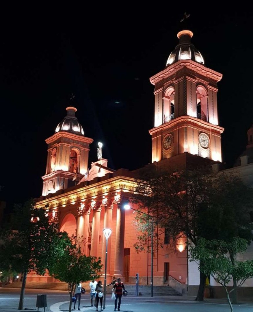La Catedral, ubicada frente a la plaza 25 de Mayo donde se encuentra la Virgen hacedora de Milagros