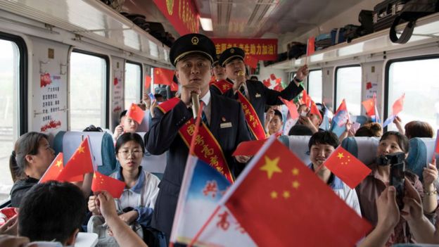 En algunos lugares se dispone un transporte exclusivo para los estudianes que tomarán el gaokao. (Dayangshu, China, 2019).
