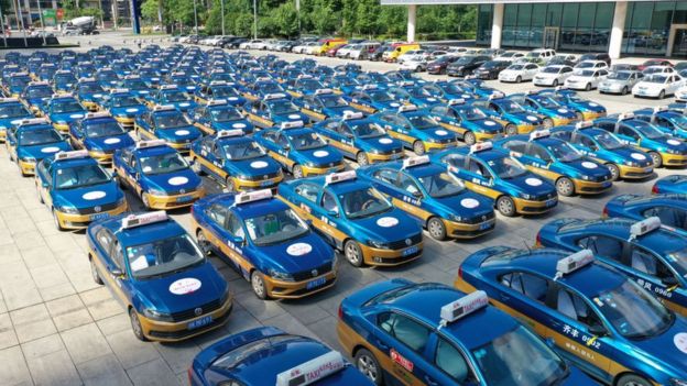En 2019, en la ciudad de Neijiang, se dispusieron 1.300 autos para el transporte gratuito de estudiantes los días del "gaokao". (Neijiang, China, 2019).