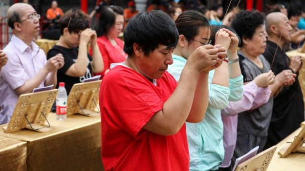 Las familias hacen todo lo que pueden para que a sus hijos les vaya bien en el "gaokao". (Shenyang, China, 2018).