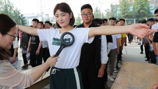 Quienes toman el gaokao deben someterse a estrictas medidas de seguridad. (Lianyungang, China, 2018).