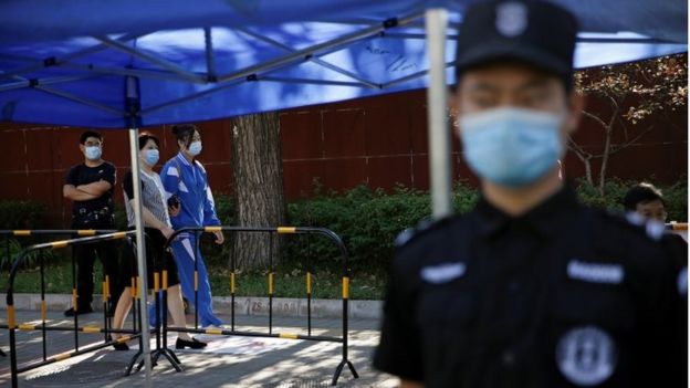El día del examen se cierran calles para facilitar la llegada de los estudiantes y se amplían los dispositivos policiales. (Pekín, 7 de junio de 2020).