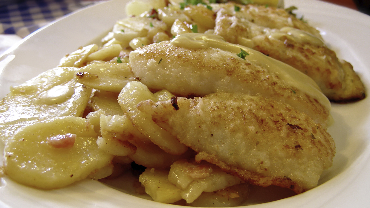 Alemania - Pannfisich, es decir, pescado frito, servido con salsa de papas y mostaza