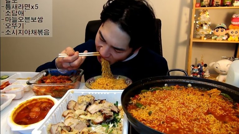 Mukbang, una práctica popular entre youtubers de China, Corea del Sur y otros países de la región